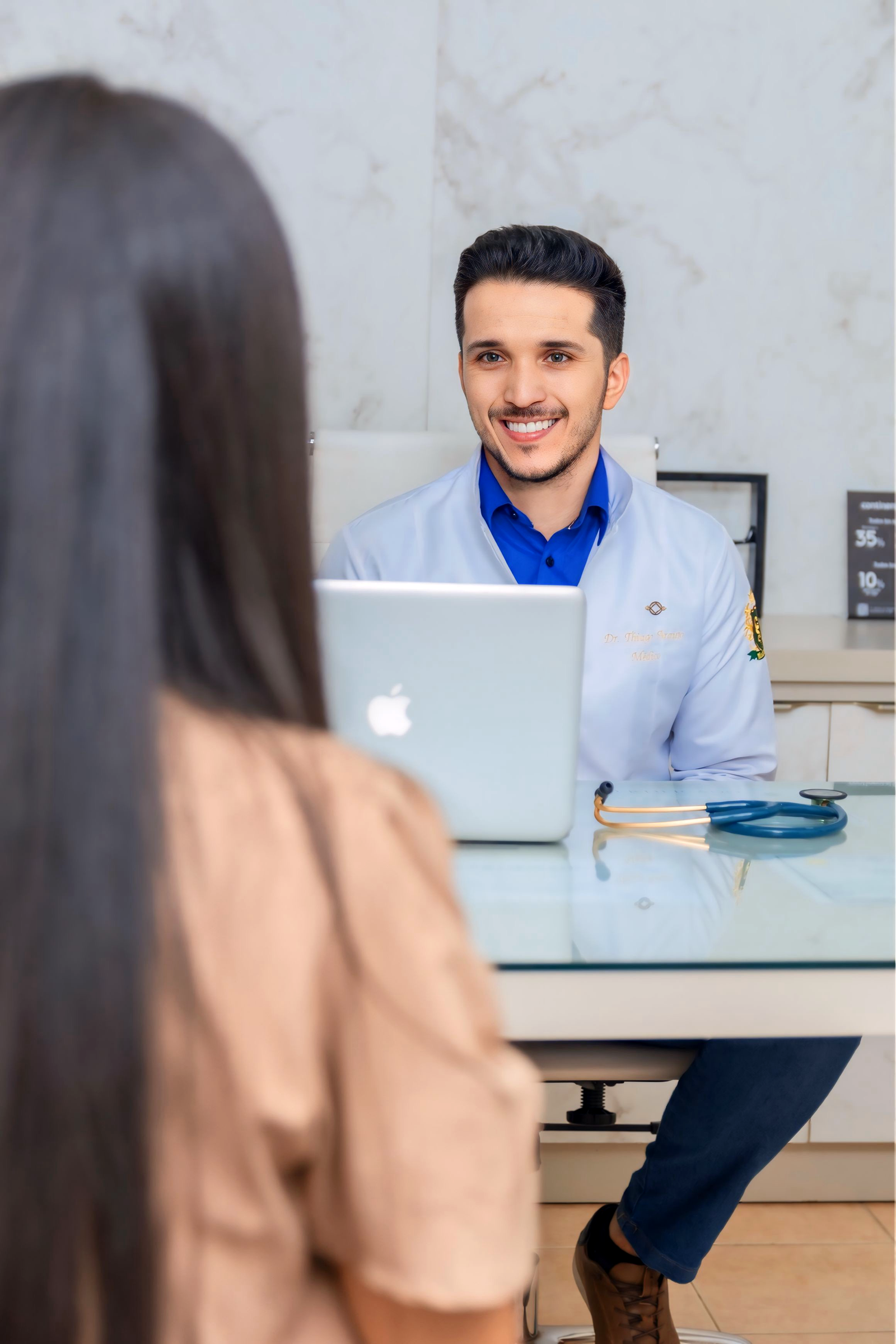Momento de evaluación y consulta inicial con un profesional de la clínica